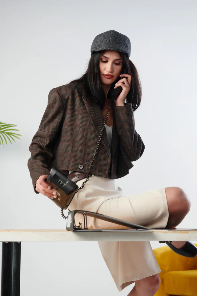 Gabri's Cropped Wool Blazer - Image 4